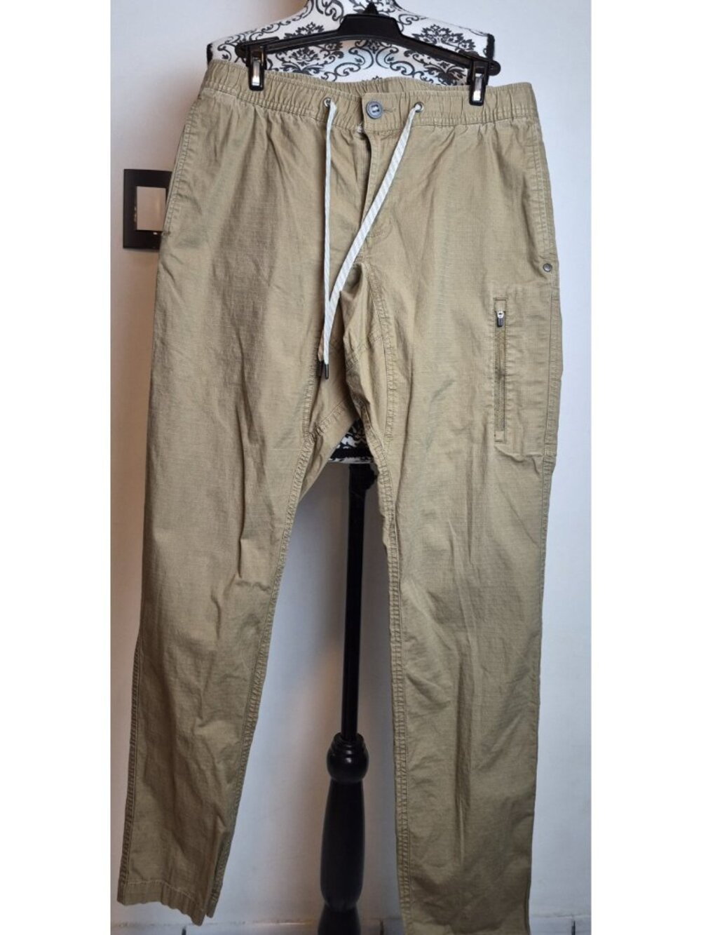 Vuori Men's Ripstop Pants Size M V412 Khaki Tan Drawstring Zip Pocket EUC